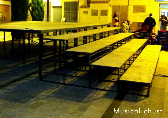 Tarimas y Podiums de alturas y dimensiones ajustables de 1.25x1.25m y 0.25 en 0.25m respectivamente. Estructuras metálicas lacadas y Tablero fenólico contrachapado de alta resistencia.